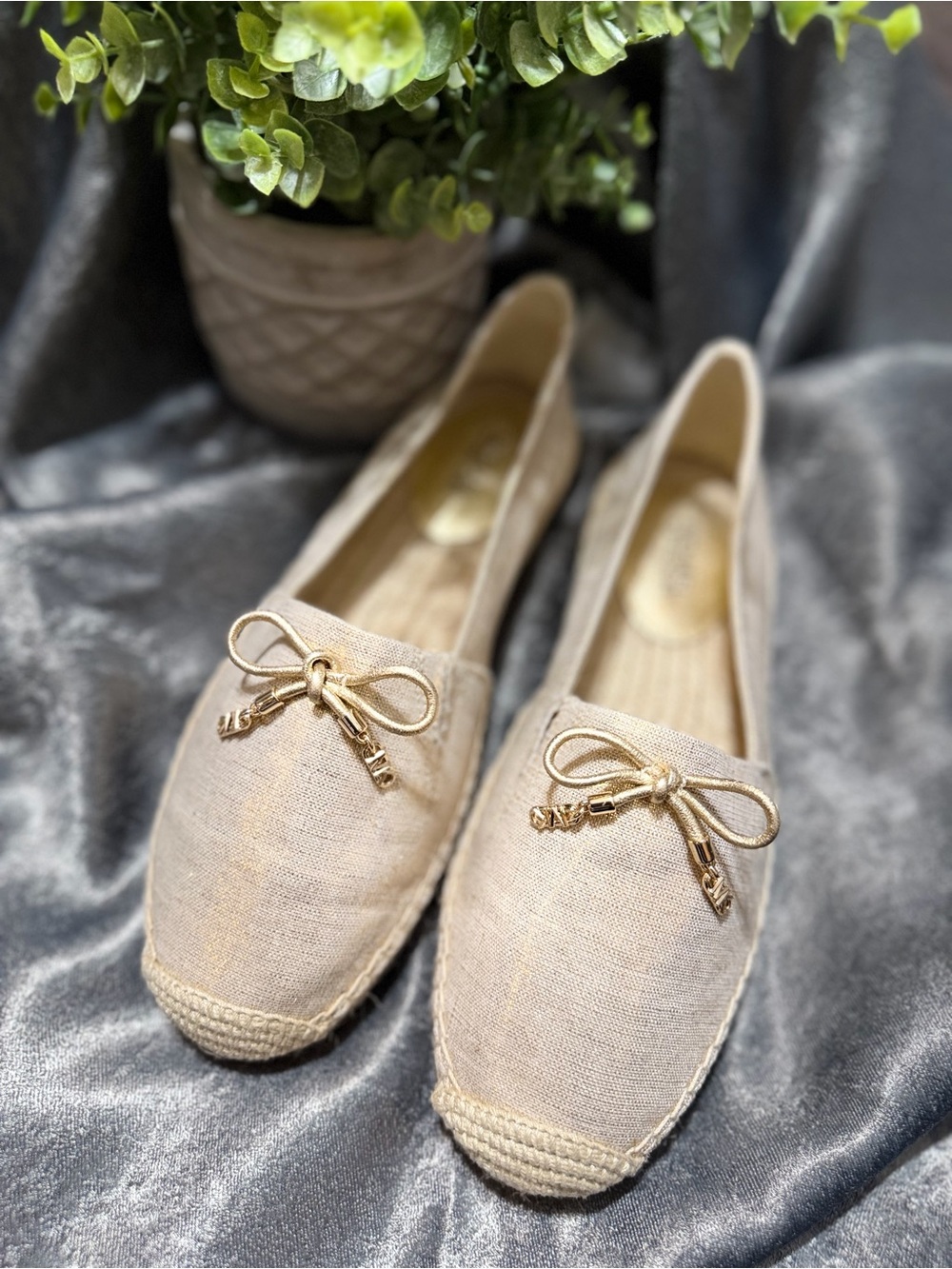 MICHAEL Kors Nori Slip-On Bow Espadrille Flat Pale Gold Metal Linen 6.5